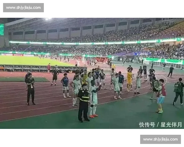 申情家年华暖聚影院 申花全员与球迷共燃冠军心 申情家年华暖聚影院 申花全员与球迷共燃冠军心